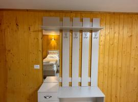 Mountain Discoveries guest house, hotel v destinaci Barskoon