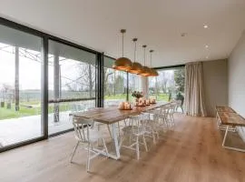 Huswell - Charming Vacation Home with Lush Garden