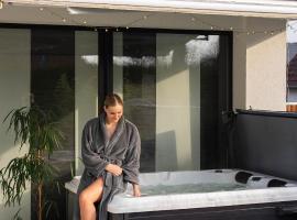 Entspannung Pur Bad Salzuflen，巴特薩爾茨烏夫倫的有熱水按摩池的飯店