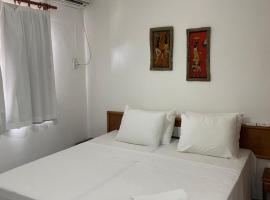 AP06 Espaçoso a 3 Minutos a Pé da Praia de Taperapuã, Acomoda até 8 Pessoas!, hotel in Porto Seguro