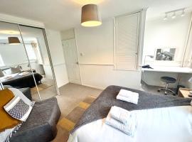 Homely 2 bedroom house, parking, hotel en Kidlington