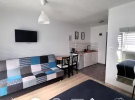 Noclegi u Loni- pokoje studio w zacisznym centrum nad morzem z parkingiem