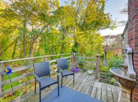 Cozy Dix Hills Apt with Deck about 7 Mi to Beach!, ξενοδοχείο σε Dix Hills