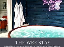 The Wee Stay - Lazy Spa with guest suite and outside Kitchen, מלון בMiddleton Fossoway