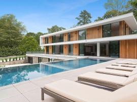 Brightwater by Rove Villa with Sauna Pool and Outdoor Spaces, hotel v destinaci East Hampton