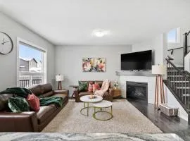Large Family 4BR w Kid's Play Den! Near Airport & Shopping! FREE Banff Pass, BBQ, Netflix, Parking & Wine!