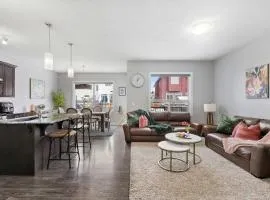 NEW! Large Family 4BR w Kid's Play Den, Yard - FREE Banff Pass, BBQ, Netflix, Parking & Wine!