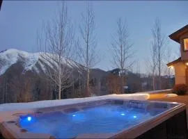 Game Room, Outdoor Hot Tub, Two Kitchens, Perfect For Large Families