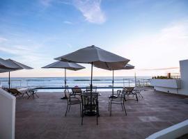 Elegant Condo at Playa Brujas with Ocean View, hotel v destinaci Mazatlán