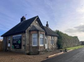 The Gatehouse, 2 bedroom detached cottage, Hotel in Beith