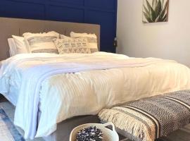 Beautiful Renovated Beach Cottage Home, hotel din Hamilton