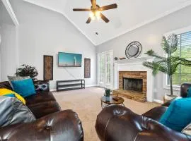 4BR house with Garage, Backyard porch & Fireplace