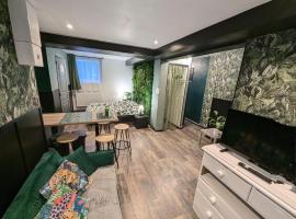 Appartement verdoyant au bord du lac Leman entre Evian et Thonon dans une Villa, hotel en Publier