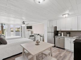 Top of the Gulf 120 - Shore-side Bungalow Sleeps 4, hotel i Panama City Beach