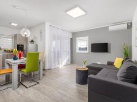 Apartman Meri with garden, hotel a Čižići