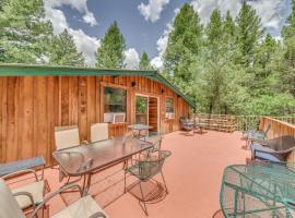 Cozy Mountaintop Retreat Less Than 6 Mi to Ski Cloudcroft!, hotel v destinaci Cloudcroft