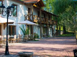 La Ferme aux Biches: Commelle-Vernay şehrinde bir aile oteli
