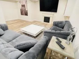 Modern Thorold Apt with Pool Table