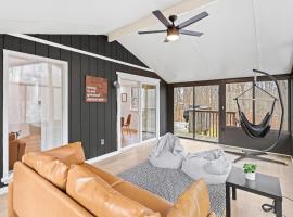Pocono Luxury Retreat - Games Hot tub and More, hotel v destinaci East Stroudsburg