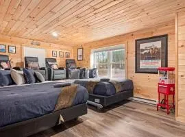 Cozy Cinema Cabin - Hot Tub and More