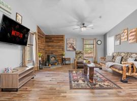 Cabin Oasis - Nestled in the Woods Seclusion: Blakeslee şehrinde bir golf oteli