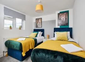Sleek Gem of London -2 Bedroom Apartment with Parking