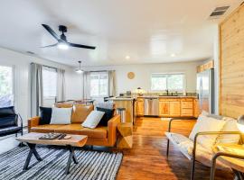 Access to Pine Mountain Lake Family Cabin with Deck、グローブランドのホテル