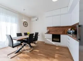 Flex SelfCheckIns 143 - Novaki -Terrace - 4 Bedrooms - Parking