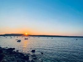 Seafront Maisonette Ocean Views & Terrace, ξενοδοχείο σε Mellieħa