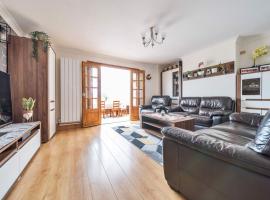 4-Bedroom Villa for 7-9 Guests Family & Group Getaway, hotel v destinaci Bristol