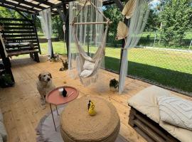 Tiny House v Balijsk&eacute;m stylu v srdci Slov&aacute;cka, &mu;&iota;&kappa;&rho;&omicron;&sigma;&kappa;&omicron;&pi;&iota;&kappa;ό &sigma;&pi;ί&tau;&iota; &sigma;&epsilon; Uhersk&yacute; Ostroh