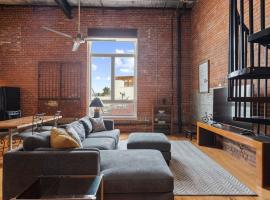 Industrial Modern Loft in Downtown Lafayette, hótel í Lafayette