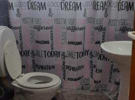 Adonai, hotel i Gobernador Gregores