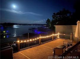 Serene Duplex Lakefront Retreat: sleeps up to 20, biệt thự ở Rocky Mount