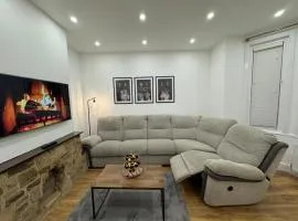 Serenity House, FREE parking, sleeps 6, plus Free stay for 2 children on sofa beds, near the beach restaurant and city centre, guests recommend it