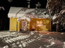 Mysigt hus på hästgård, mellan Jukkasjärvi och Kiruna, hotel v destinaci Kiruna