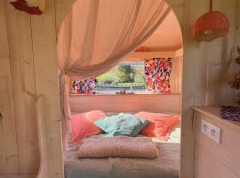 Camping Les Ronds Duval face aux îles anglo-normandes, hôtel à Les Moitiers-dʼAllonne