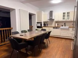T&K Apartments - 8 Room Detached house - 6 min to Messe DUS - Private Parking