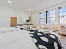 Cosy, Studio in Dudley with Netflix and Parking
