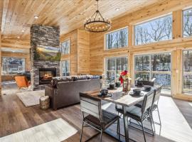 Brand New Cabin Wfire Pit, Hot Tub, Gameroom, hotel v destinaci Glade