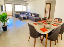 Appartement de Luxe Vue Mer Avec Climatisation ! à 5 minutes à pied de la Plage ! à environ 6 minutes en voiture du centre d'Agadir et à 10 minutes en voiture de Taghazout !