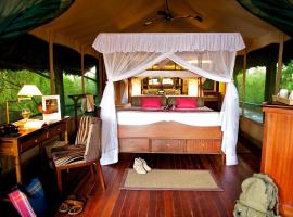 Samburu Intrepids Tented Camp: Archers Post şehrinde bir otoparklı otel