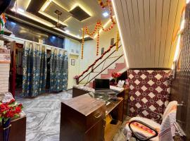 HOTEL SHIVAYY MAJESTIC 3 km from kashi vishwanath temple, hotel v destinaci Váránasí