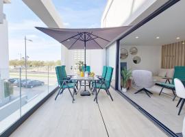 Penthouse with Solarium Santa Rosalía Lake & Life Resort, Los Alcázares 28，位于Las Casicas的度假村