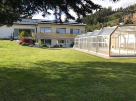 YOGA WOHLFÜHLOASE im Grünen, hotel con piscina en Strimitzen