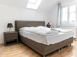 Exquisite Rooms in Shared Villa with Garden & Parking