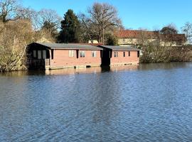 Yare River Lodge Houseboat, hotel v destinaci Stalham
