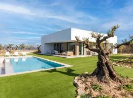 Stylish Rural House Golf Course