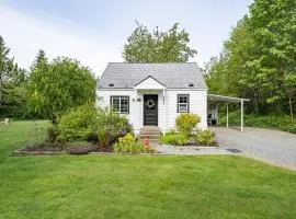 Relaxing Farm Retreat- Fresh Eggs with Every Stay!