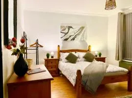 Cosy 3BDR In Levenshulme-Close To Manchester City Centre And Stockport Town- Free Parking- WiFi